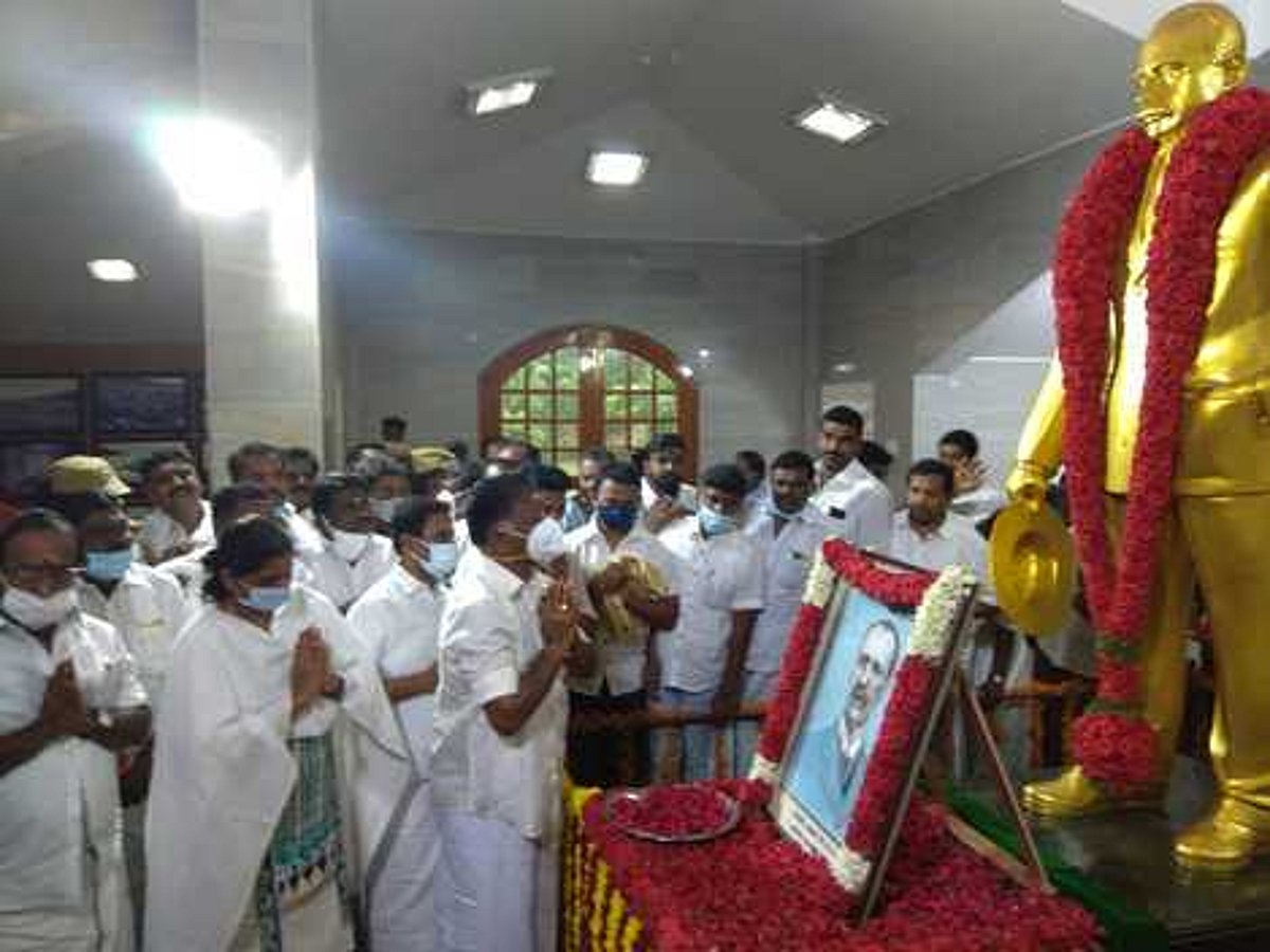 பென்னி குயிக் பிறந்த நாள் விழா: சிலைக்கு துணை முதல்வா் மாலையணிவித்து மரியாதை
