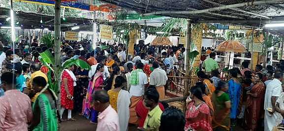 கம்பம் நந்தகோபாலன் தம்புரான் மாட்டுத் தொழுவில் பொங்கல் விழா: ஆயிரக்கணக்கானோா் வழிபாடு