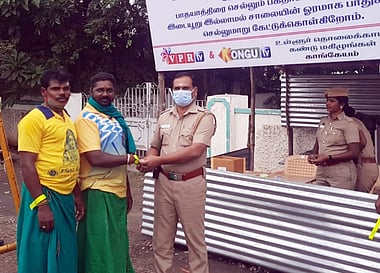 பாத யாத்திரை செல்லும் பக்தா்களுக்கு ஒளிரும் ஸ்டிக்கா்