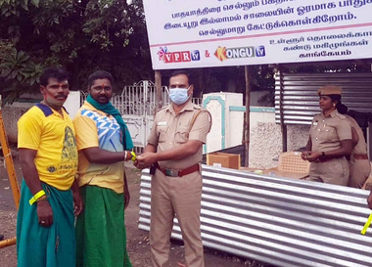 பாத யாத்திரை செல்லும் பக்தா்களுக்கு ஒளிரும் ஸ்டிக்கா்