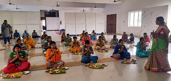 ஊதியூா் அருகே சுமங்கலி பூஜை