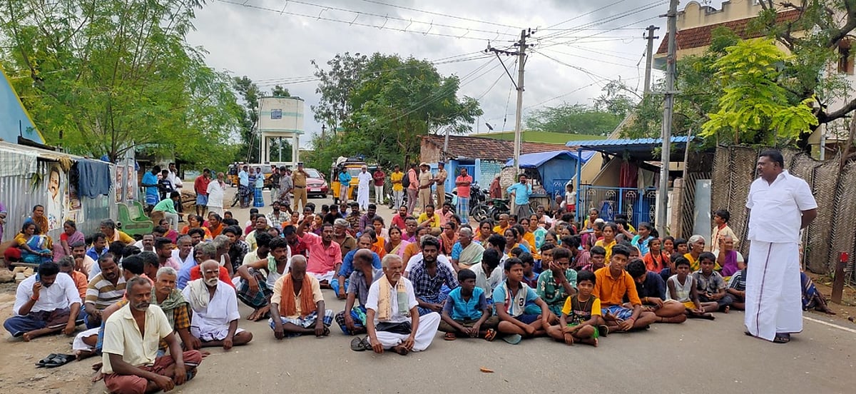 கமுதி அருகே பேலீஸாரைக் கண்டித்து கிராம மக்கள் சாலை மறியல்