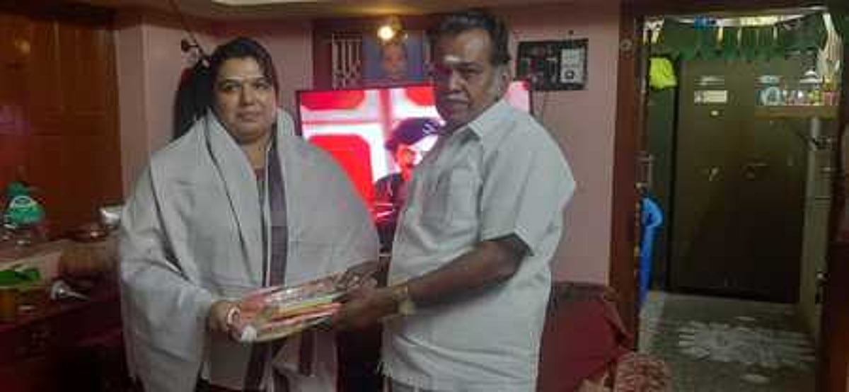 கரூா் விஜயலட்சுமி பன்னாட்டுப் பள்ளித்தாளாளருக்கு தமிழ்ச்செம்மல் விருது