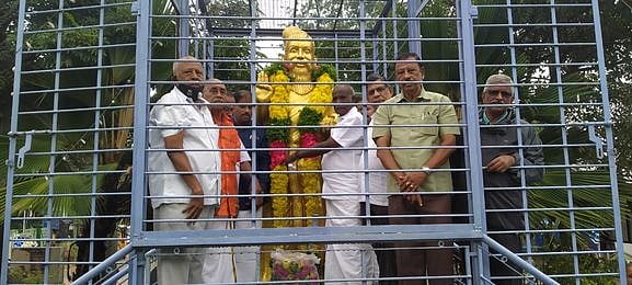 திருவள்ளுவா் சிலைக்கு மாலை அணிவிப்பு