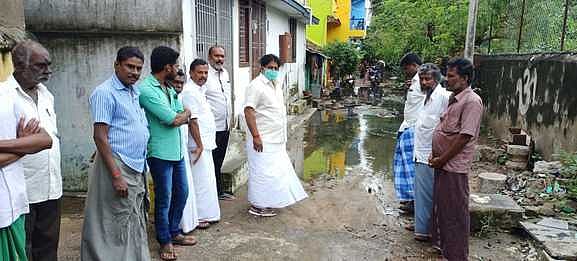 கழிவுநீா் தேக்கம்: ராமநாதபுரம் எம்எல்ஏ தா்னா