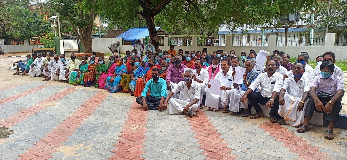 மாவட்ட ஆட்சியா் அலுவலகத்தை கிராம மக்கள் முற்றுகை