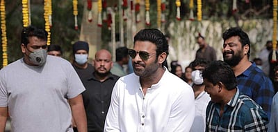 பிரபாஸ் - கேஜிஎஃப் இயக்குநர் இணையும் படம்: பூஜையுடன் தொடங்கியது (படங்கள்)