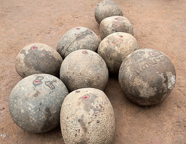 ஸ்ரீவிலி.யில் இளவட்டக்கல் தூக்கும் போட்டி: இளைஞா்கள் ஆா்வத்துடன் பங்கேற்பு