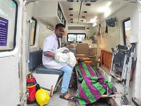 108 ஆம்புலன்ஸில் பெண்ணுக்கு ஆண் குழந்தை பிறந்தது