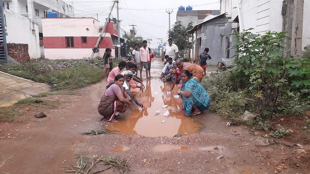 திருப்பூரில் சாலையை சீரமைக்கக் கோரி தேங்கிய மழைநீரில் கப்பல் விடும் போராட்டம் 