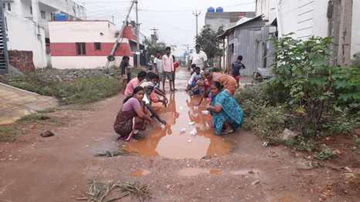 சாலையில் தேங்கிய மழை நீரில் காகித கப்பல் விடும் போராட்டம்