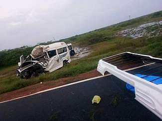 திருப்பாலைக்குடி அருகே லாரி மீது வேன் மோதி ஒருவா் பலி: 12 போ் காயம்