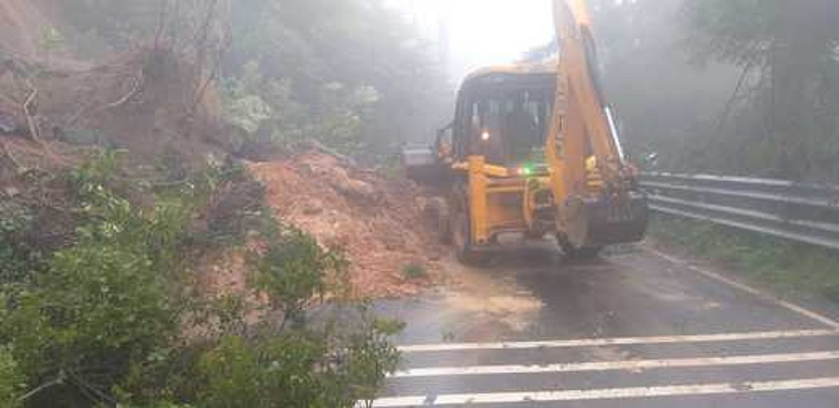 ஹைவேவிஸ்-மேகமலை சாலையில் நிலச்சரிவு:சுற்றுலா வாகனங்களுக்குத் தடை