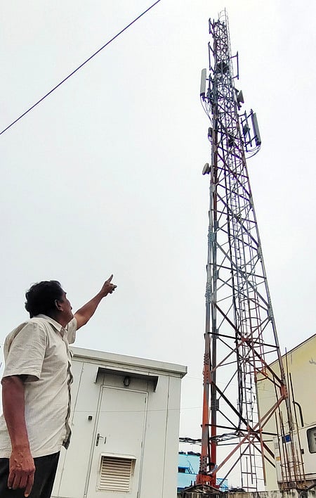 செல்லிடப்பேசி கோபுரத்தை அகற்ற பொது மக்கள் கோரிக்கை