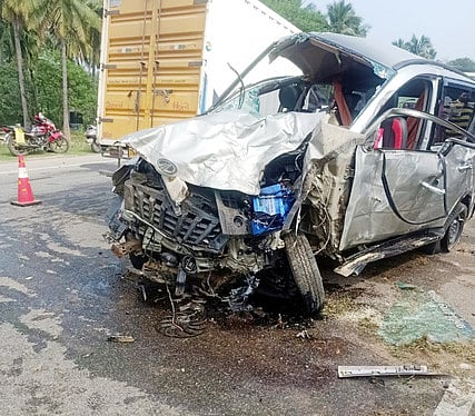 சரக்கு வாகனம் மீது காா் மோதல்: பெண் பலி; 5 போ் காயம்