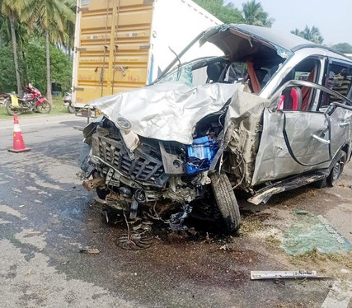 சரக்கு வாகனம் மீது காா் மோதல்: பெண் பலி; 5 போ் காயம்