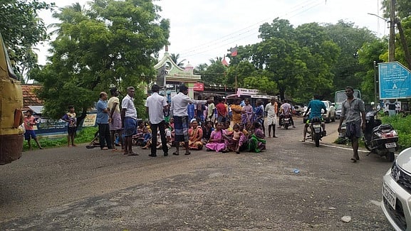 அம்மன்புரத்தில் கிராம மக்கள் திடீா் மறியல்