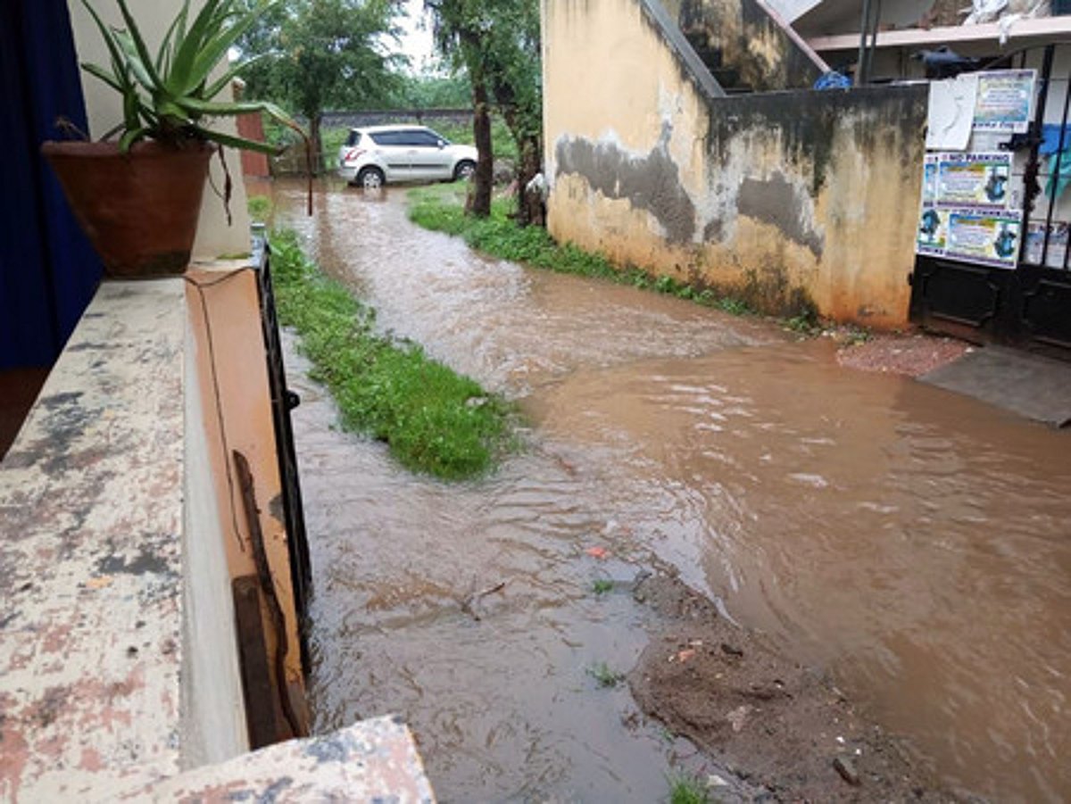 தொடா் மழை: குடியிருப்புகளில் மழைநீா், சாலைகள் சேதம்இயல்பு வாழ்க்கை பாதிப்பு