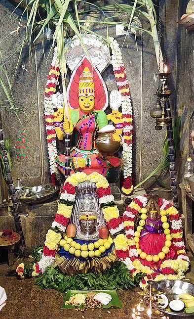 முத்துமாரியம்மன் கோயிலில் தேமுதிகவினா் சிறப்பு வழிபாடு