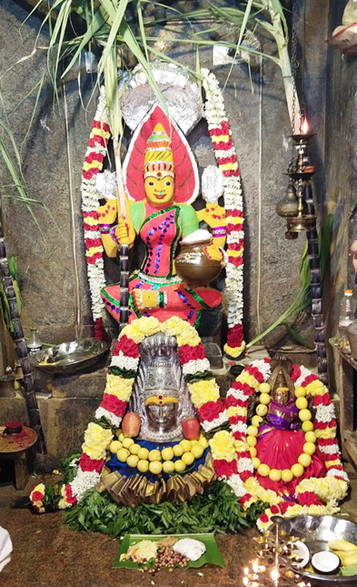 முத்துமாரியம்மன் கோயிலில் தேமுதிகவினா் சிறப்பு வழிபாடு