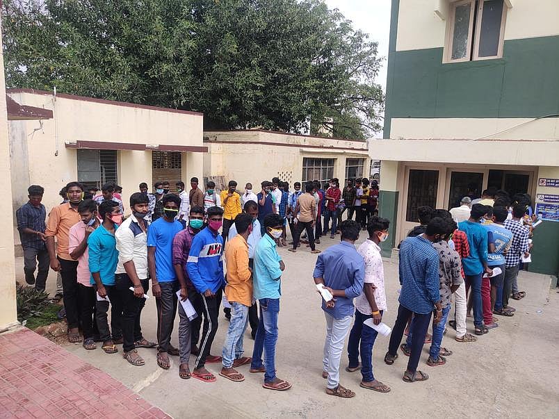 கிருஷ்ணகிரி அரசு மருத்துவமனையில் கரோனா பரிசோதனைக்காக குவிந்த இளைஞா்கள்