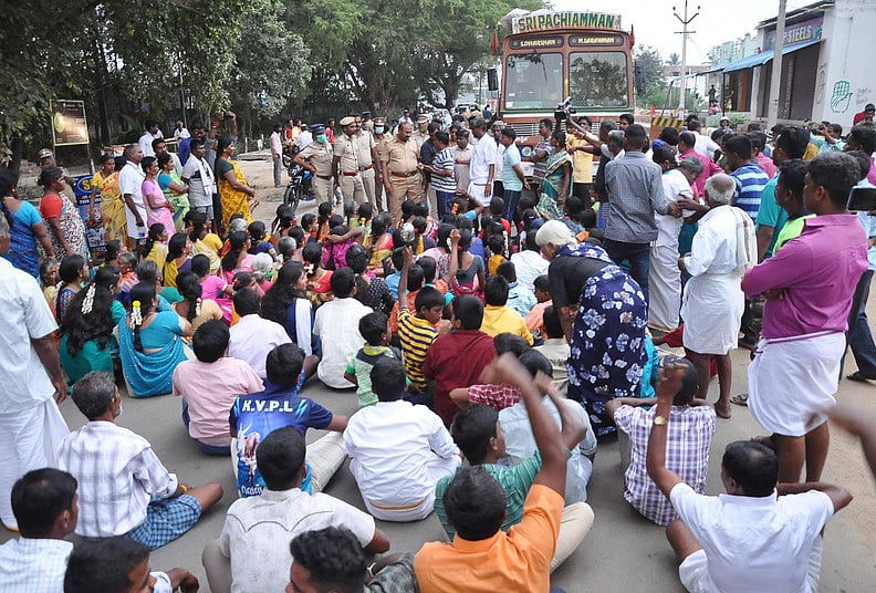 கிருஷ்ணகிரி அருகே இரு பிரிவினரிடையே மோதல் சாலை மறியல்