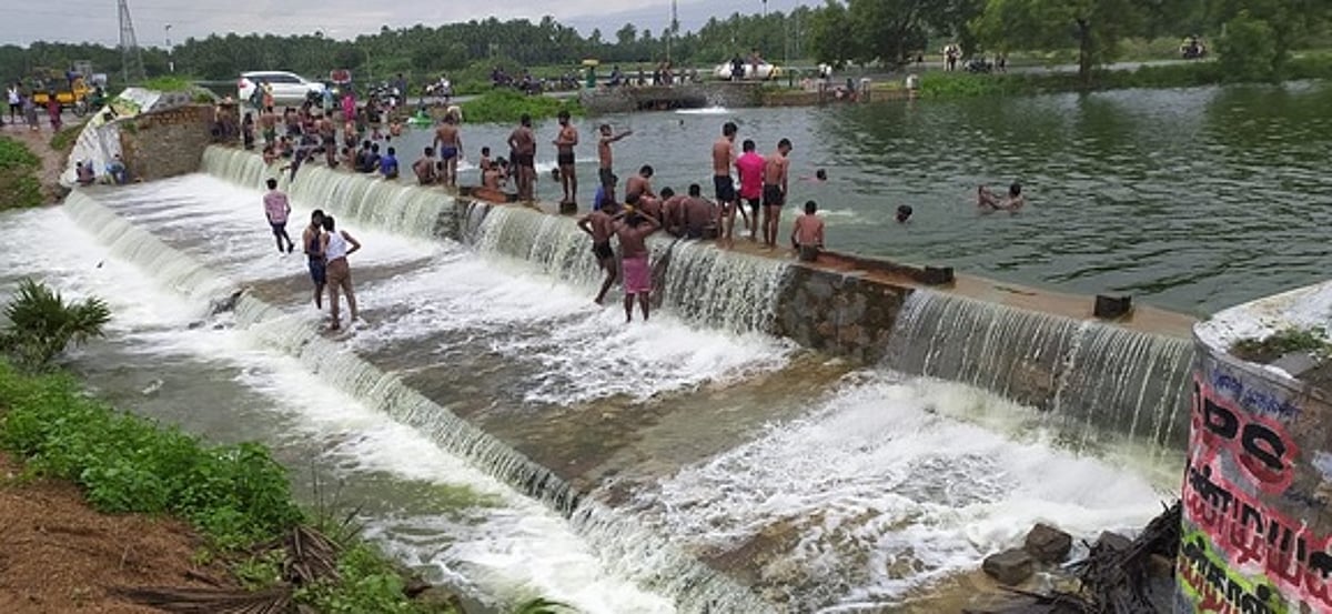 பாவூா்சத்திரம் அருகே நிரம்பி வழியும் நாகல்குளம்