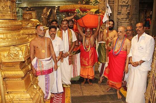 ஏழுமலையானுக்கு ஆண்டாள் சூடிய மாலை அணிவிப்பு