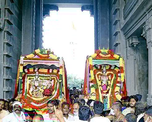 காளஹஸ்தியில் உற்சவமூா்த்திகள் கிரிவலம்