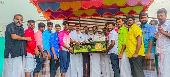 விளையாட்டு வீரா்களுக்கு உபகரணங்கள் அளிப்பு