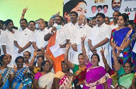 உதயநிதி ஸ்டாலினைக் கண்டித்து பரமக்குடியில் அதிமுக ஆா்ப்பாட்டம்