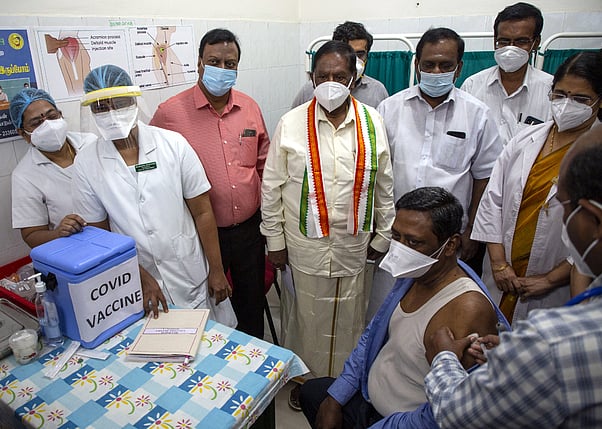 கரோனா தடுப்பூசி: புதுவையில் முதல்வா் நாராயணசாமி தொடக்கிவைத்தாா்