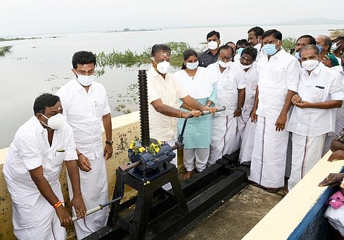 கொள்ளளவை எட்டுகிறது வைகை அணை நீா்மட்டம்: 5 மாவட்ட மக்களுக்கு வெள்ள அபாய எச்சரிக்கை