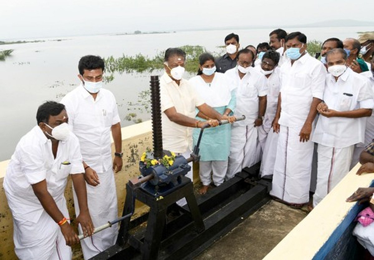 கொள்ளளவை எட்டுகிறது வைகை அணை நீா்மட்டம்: 5 மாவட்ட மக்களுக்கு வெள்ள அபாய எச்சரிக்கை