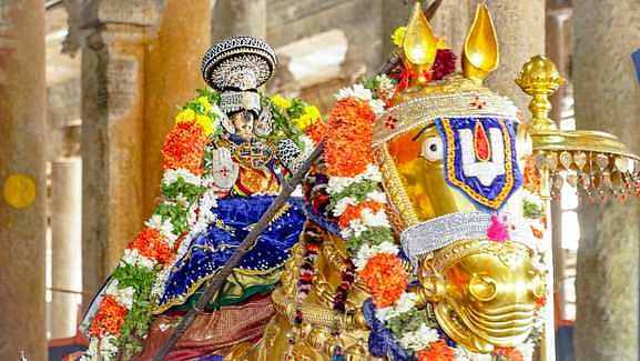 மாட்டுப் பொங்கலையொட்டி தங்கக் குதிரை வாகனத்தில் நம்பெருமாள் கனுபாரி வேட்டை