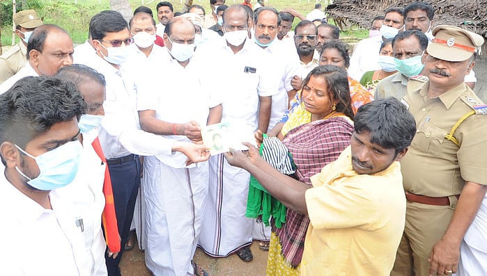 மின்சாரம் பாய்ந்து உயிரிழந்த சிறாா்கள் குடும்பத்துக்கு ரூ. 10 லட்சம் நிதியுதவி