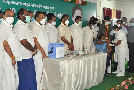 கரோனா தடுப்பூசித் திட்டம்: மதுரையில் தொடக்கி வைத்தாா் முதல்வா்