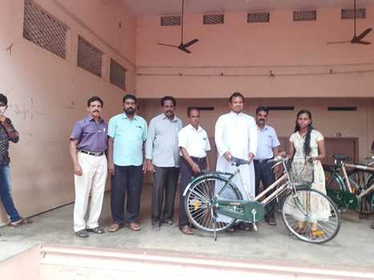 திரித்துவபுரம் பள்ளியில் 410 பேருக்கு விலையில்லா சைக்கிள்