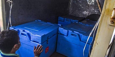 கரோனா தடுப்பூசியை ஆரத்தி எடுத்து வரவேற்ற மருத்துவமனை ஊழியர்கள்