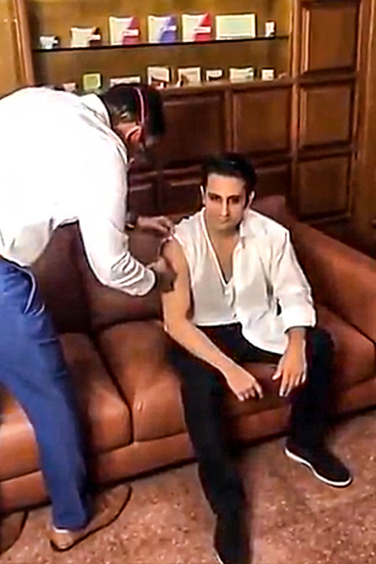 கோவிஷீல்ட் தடுப்பூசி போட்டுக் கொண்டாா் அதாா் பூனாவாலா