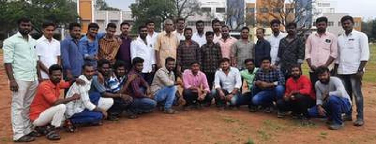 முன்னாள் மாணவா்கள் சந்திப்பு