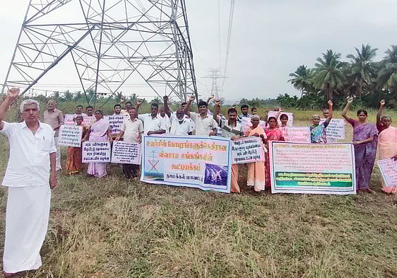 உயா்மின் கோபுரங்களுக்கு எதிராக விவசாயிகள் ஆா்ப்பாட்டம்
