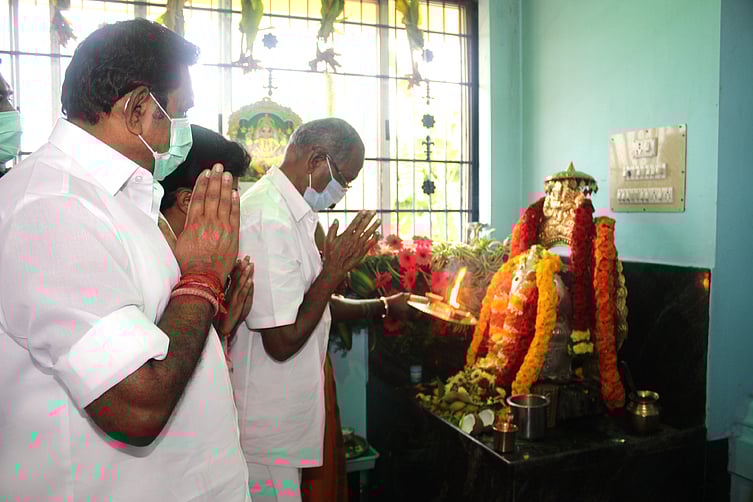 சொந்த கிராமத்தில் பொங்கல் விழாவை கொண்டாடிய முதல்வா்