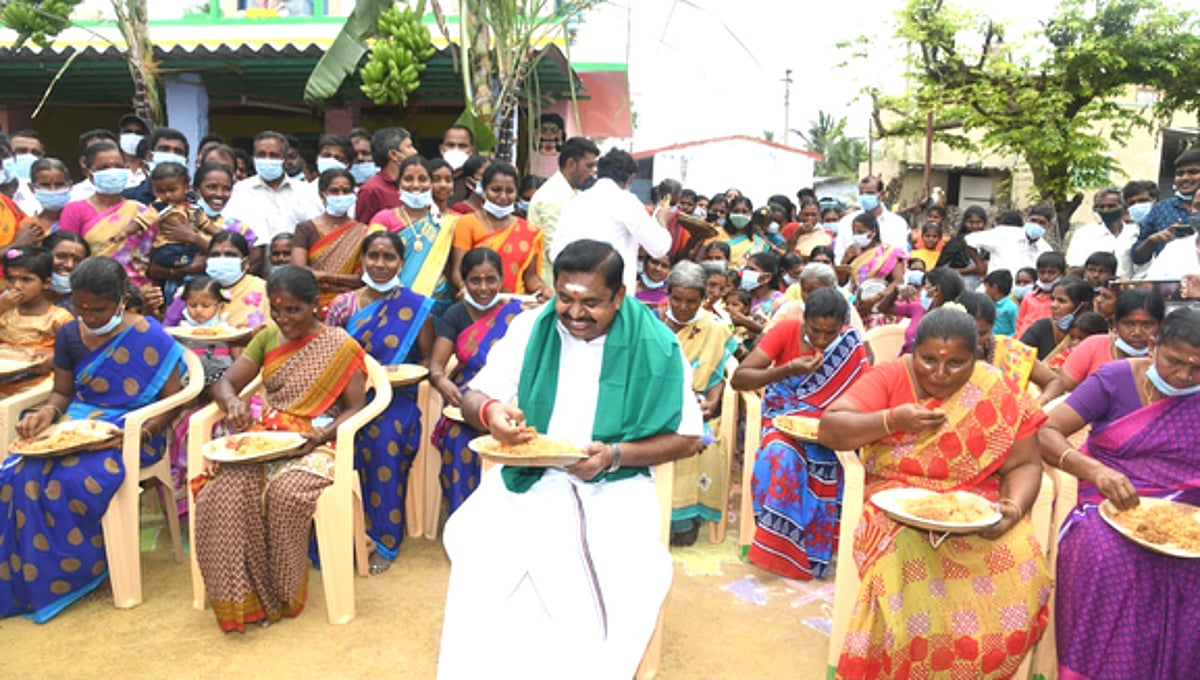 விவசாயத் தொழிலாளா்களுடன் பொங்கல் விழாவை கொண்டாடிய முதல்வா்