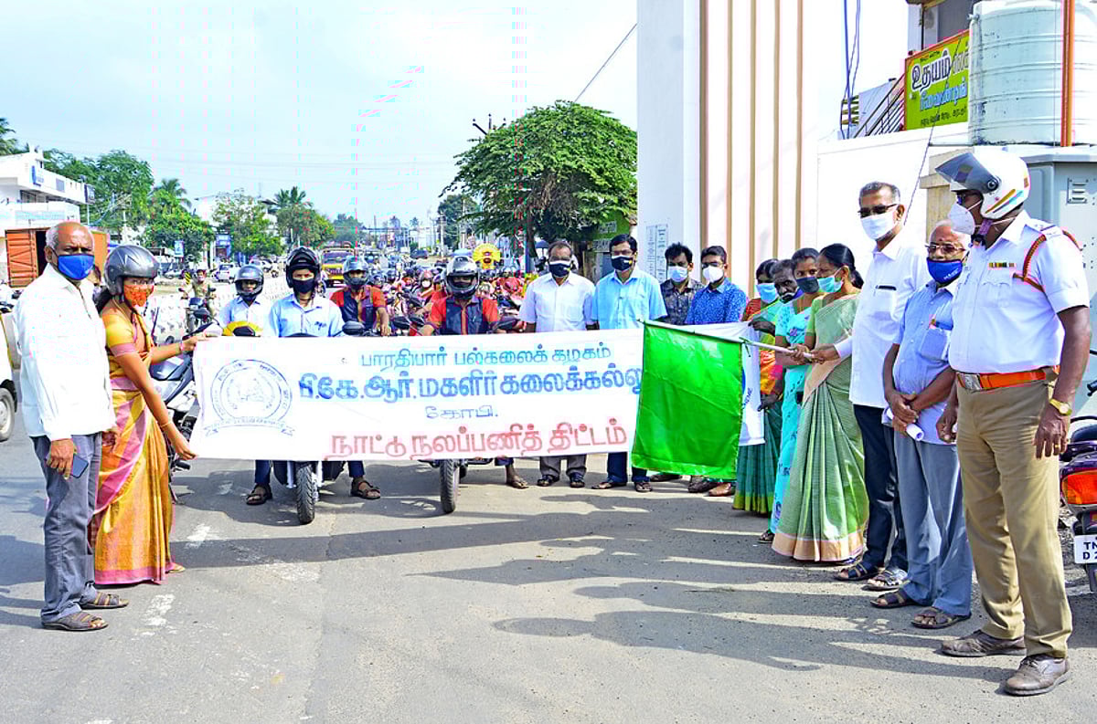 தலைக்கவசம் அணிவது குறித்து விழிப்புணா்வுப் பேரணி