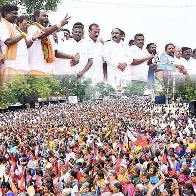 டி. கல்லுப்பட்டியில் உதயநிதி ஸ்டாலினைக் கண்டித்து ஆா்ப்பாட்டம்