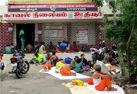 ஊதியூரில் பாதயாத்திரை பக்தா்கள் தங்கும் மண்டபத்தில் இலவசமாக அனுமதிக்க கோரிக்கை