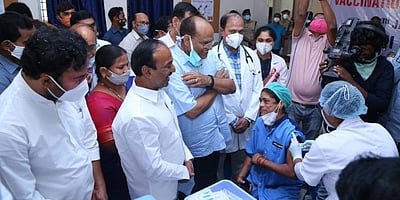 தெலங்கானாவில் முதல் கரோனா தடுப்பூசி செலுத்திக் கொண்ட பெண் துப்புரவு பணியாளர்