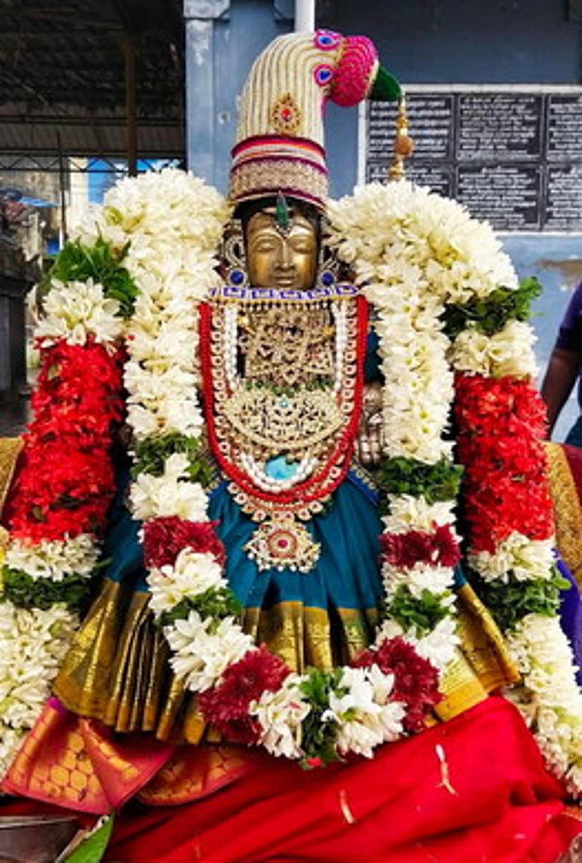 காரைக்கால் சந்திர புஷ்கரணியில்ஸ்ரீ ரங்கநாயகித் தாயாா் தீா்த்தவாரி