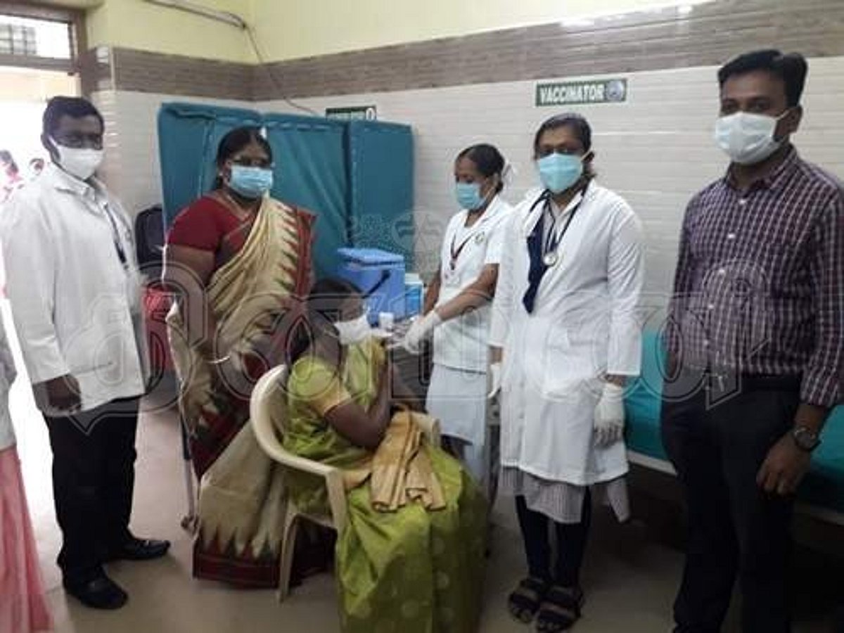 கோவில்பட்டியில் களப் பணியாளர்களுக்கு தடுப்பூசி போடும் பணி தொடங்கியது